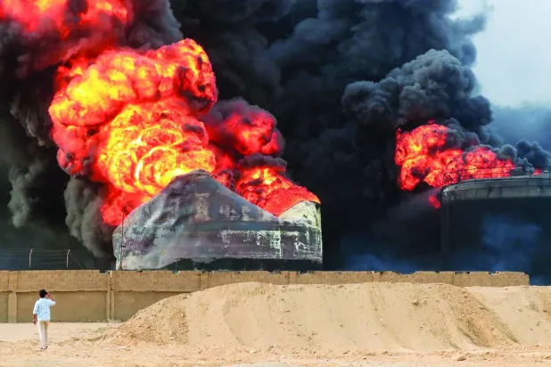 حريق ضخم بميناء الحديدة على أثر ضربات إسرائيلية استهدفت خزانات الوقود (أرشيفية-أ.ف.ب)
