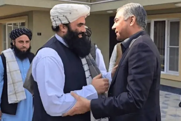 الملا سراج الدين حقاني (يسار) وزير داخلية حركة «طالبان» يستقبل نظيره الباكستاني محسن نقفي في العاصمة كابل الأحد (وزارة الداخلية الباكستانية)