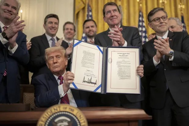 ترمب يرفع قانون «جينيوس» لتنظيم العملات المستقرة خلال مراسم توقيع في البيت الأبيض 18 يوليو 2025 (د.ب.أ)