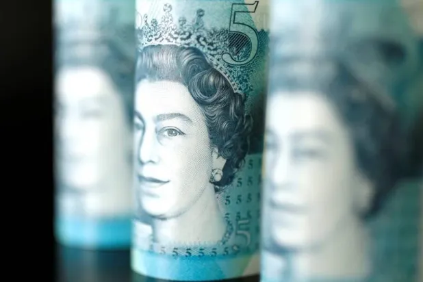 أوراق نقدية من فئة الجنيه الإسترليني (رويترز)