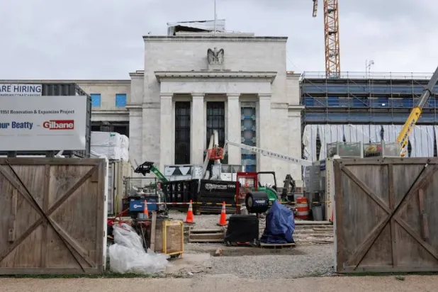 يجري تنفيذ أعمال التجديد في مبنى بنك الاحتياطي الفيدرالي بواشنطن (رويترز)