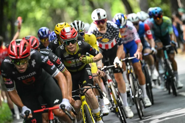 الدراج الدنماركي يوناس فينغيغارد من فريق «فيسما ليز آ بايك» يقود دراجته ضمن مجموعة الدراجين (البيلوتون) خلال المرحلة الخامسة عشرة من النسخة 112 من سباق طواف فرنسا للدراجات (أ.ف.ب)