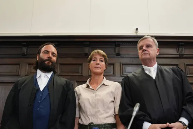 تقف المدعى عليها سيدة الأعمال والذواقة الألمانية كريستينا بلوك (وسط) بجانب محامييها إنغو بوت (يسار) وأوتمار كوري قبل استئناف محاكمتها بتهمة اختطاف طفل في المحكمة الجزئية في هامبورغ (أ.ف.ب)