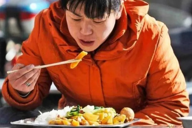 ترتيب تناول الطعام خلال الوجبات قد يؤثر على وزنك وصحتك (رويترز)