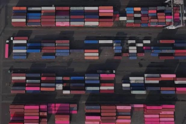 لقطة جوية تُظهر حاويات في ميناء تانجونغ بريوك بجاكرتا (رويترز)