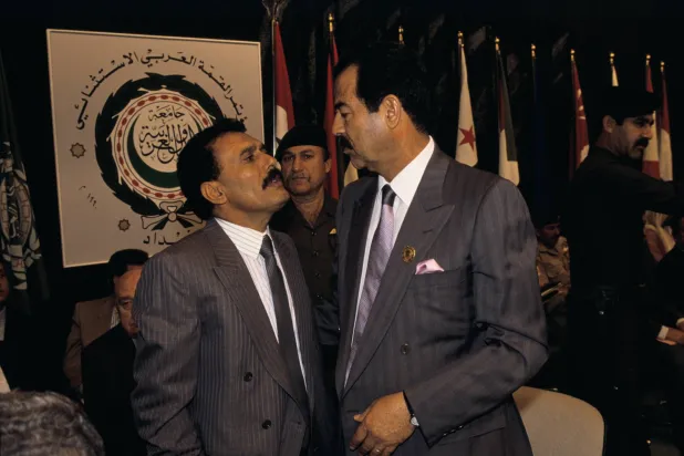 صدام وصالح خلال قمة عربية استثنائية في بغداد قبل غزو الكويت بـ3 أشهر (غيتي)