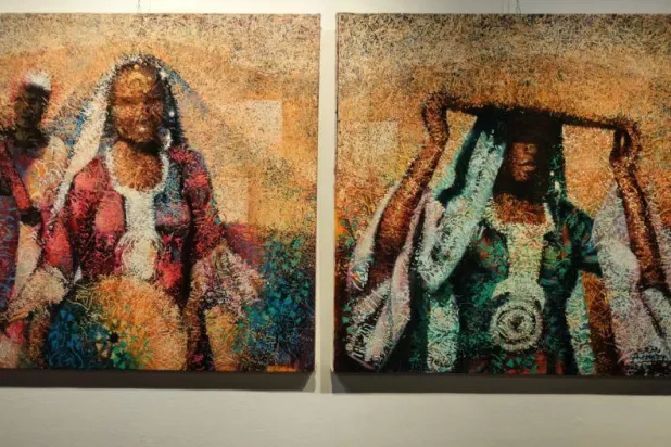 أعمال بالمعرض احتفت بالمرأة للفنان أحمد رمزي (الشرق الأوسط)