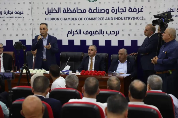 رجال أعمال وتجار في الخليل غاضبون ويطالبون باستقالة الحكومة (موقع غرفة تجارة الخليل)