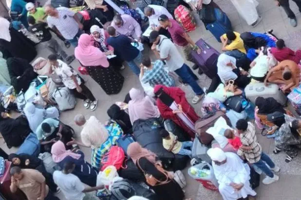مئات السودانيين داخل «محطة مصر» استعداداً للعودة (الهيئة العامة للاستعلامات - مصر)