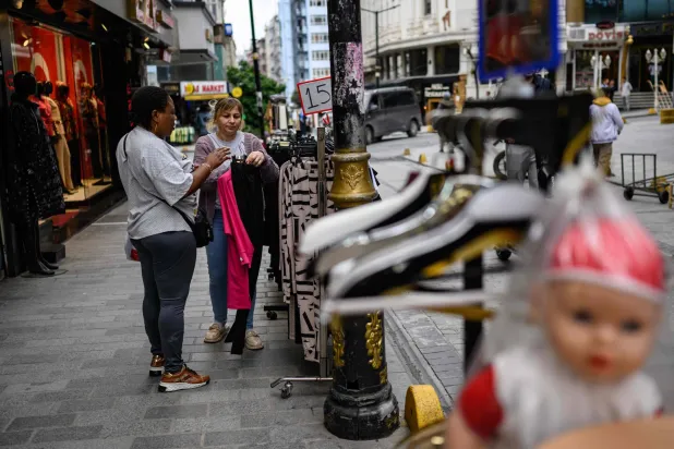 إحدى الأسواق الشعبية للملابس في إسطنبول (أ.ف.ب)