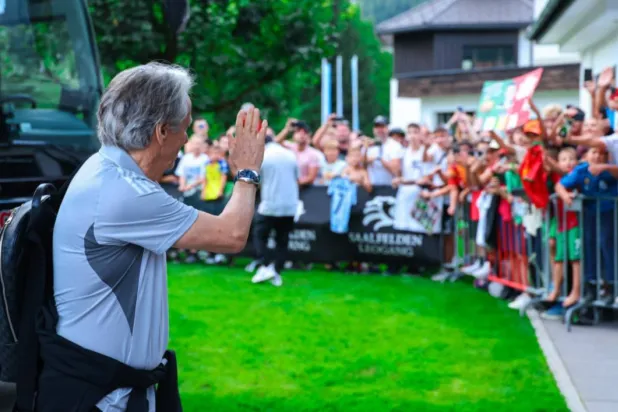 خيسوس يلوح بيديه للمشجعين الذين ينتظرون النصر (نادي النصر)