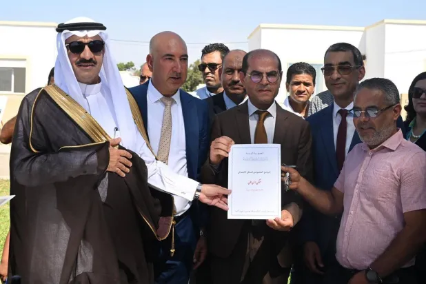 سفير السعودية لدى تونس ووزير الإسكان التونسي أشرفا على تسليم المساكن الجديدة (واس)