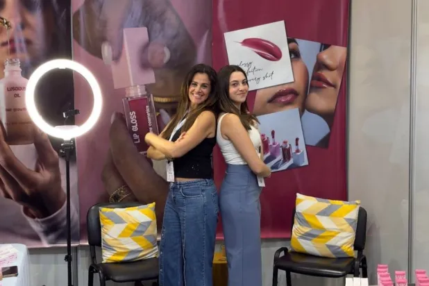 الأم يولا وابنتها جنى تشاركان في «فور يو بيروت» (كلير سعادة)