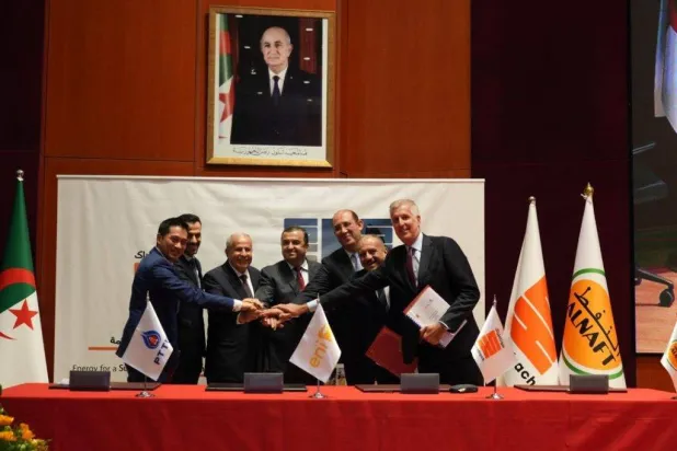 وزير الطاقة الجزائري محمد عرقاب مع رؤساء 5 شركات أجنبية بعد توقيع العقود (الموقع الإلكتروني لسوناطراك)