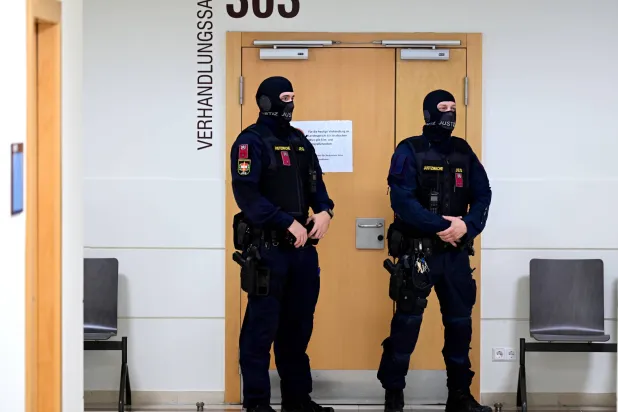 إجراءات أمنية مشددة أمام قاعة المحكمة خلال محاكمة شاب يبلغ من العمر 15 عاماً يُشتبه في دعمه لتنظيم «الدولة الإسلامية» (داعش) الإرهابي المتطرف في محكمة فيينا الجنائية الإقليمية. يُتهم الشاب بالتخطيط لهجوم على محطة قطارات ويستبانهوف في فيينا (د.ب.أ)