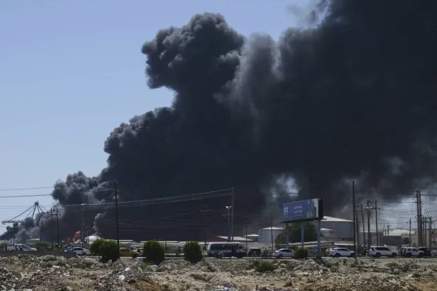 صورة أرشيفية لدخان قصف نفذته «قوات الدعم السريع» على بورتسودان في مايو الماضي (أ.ب)