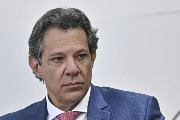 وزير المالية البرازيلي فرناندو حداد في اجتماع مع ممثلي القطاع الصناعي لدى وزارة التنمية والصناعة والتجارة في برازيليا (إ.ب.أ)