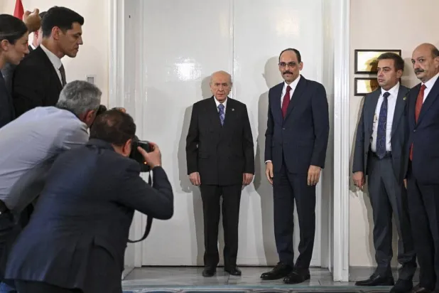 رئيس حزب الحركة القومية دولت بهشلي مستقبلاً رئيس المخابرات إبراهيم كالين بمقر المجموعة البرلمانية لحزبه في البرلمان التركي (حساب الحزب في إكس) 