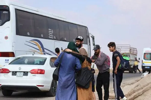 قوافل تُقلّ عائلات البدو المحتجزة في مدينة السويداء إلى محافظة درعا (سانا)