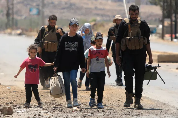 تضمن اتفاق وقف إطلاق النار فتح معابر إنسانية بين محافظتي درعا والسويداء... لتأمين خروج المدنيين والجرحى والمصابين (أ.ف.ب)