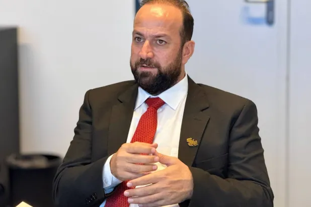 التقى وزير الإعلام حمزة المصطفى 10 يوليو رئيسة قسم الشرق الأوسط بوزارة التعاون الاقتصادي والتنمية الألمانية آنيت شماس وناقش التعاون في مجال مكافحة خطاب الكراهية (حساب وزارة الإعلام)