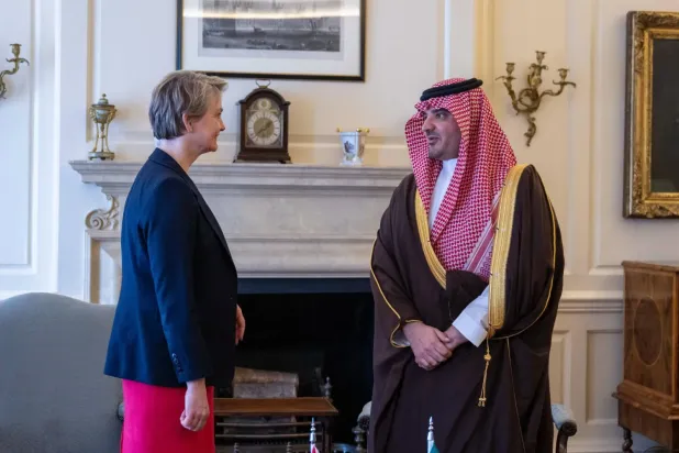 Prens Abdulaziz bin Suud bin Nayif, dün Londra'da Bakan Yvette Cobb ile bir araya geldi (Suudi İçişleri Bakanlığı)