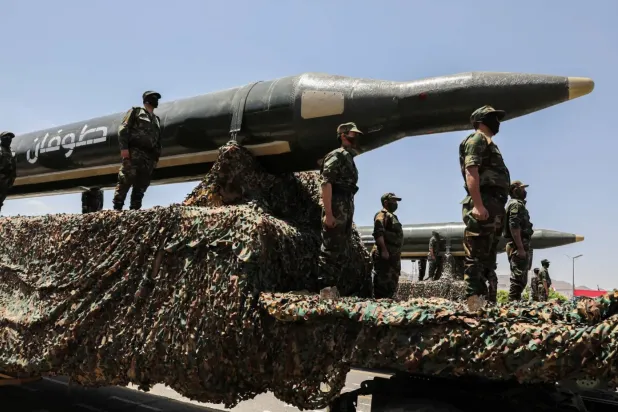 Husilerin Sana'da sergilediği bir füze (Arşiv- Reuters)