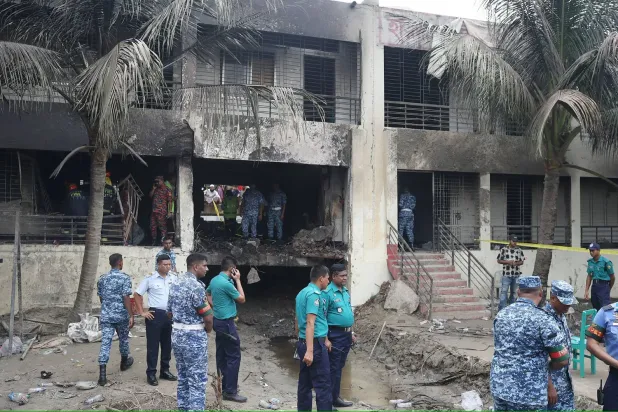 Bangladeş Hava Kuvvetleri mensupları ve yetkililer, Dakka'daki Maystone Koleji kampüsünde düşen Hava Kuvvetleri eğitim uçağının kaza yerini inceliyor (EPA)