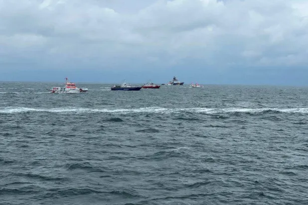 ناقلة نفط وسفن تجارية في عرض البحر بالقرب من سواحل البلطيق (رويترز)