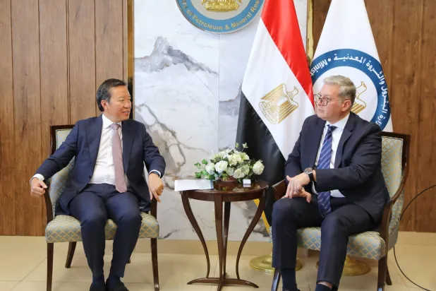 وزير البترول المصري كريم بدوي خلال لقائه نائب الرئيس التنفيذي لشركة بريتش بتروليوم (وزارة البترول المصرية)