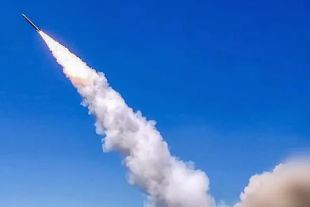 صاروخ أطلقه الحوثيون لمهاجمة سفينة شحن في البحر الأحمر (أ.ف.ب)