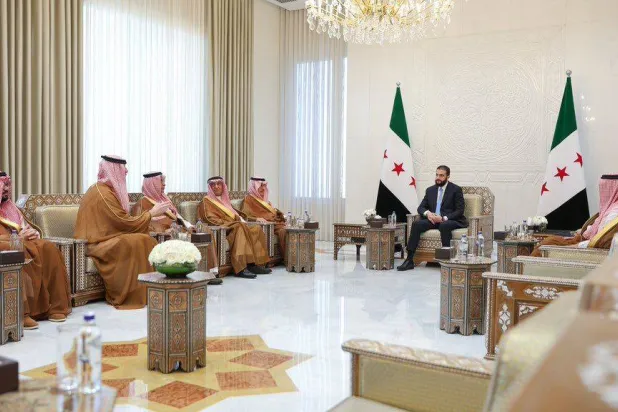 الرئيس السوري أحمد الشرع خلال استقبال وفد رجال الأعمال من السعودية (الشرق الأوسط)