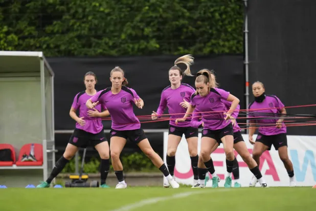 لاعبات إنجلترا خلال التدريبات لنصف النهائي (د.ب.أ)