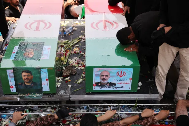 موكب تشييع القادة العسكريين الإيرانيين والعلماء النوويين وآخرين قُتلوا في الضربات الإسرائيلية في طهران السبت (رويترز)