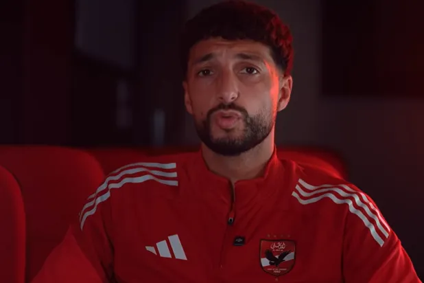 وسام أبو علي في فيديو الاعتذار (صفحة النادي الأهلي على «فيسبوك»)