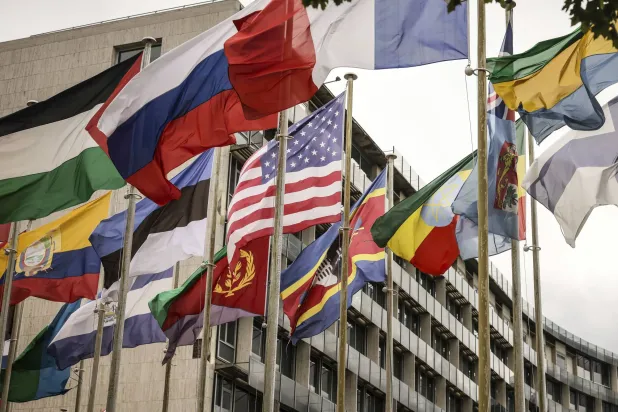 العلم الأميركي يرفرف بين أعلام الدول الأعضاء في «اليونيسكو» (أ.ب)