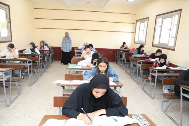 طالبات داخل إحدى لجان  الثانوية العامة (وزارة التربية والتعليم)