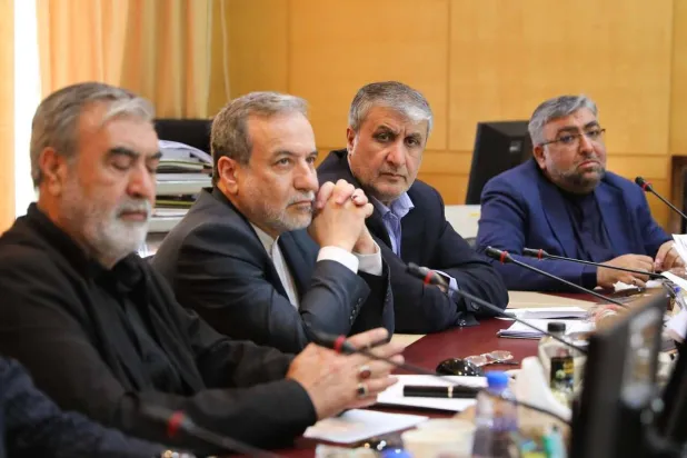 عراقجي يتوسط رئيس المنظمة الإيرانية للطاقة الذرية، محمد إسلامي ورئيس لجنة الأمن القومي، النائب إبراهيم عزيزي الثلاثاء (البرلمان الإيراني)