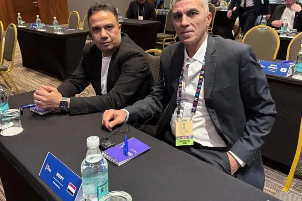 أسامة نبيه (يمين) المدير الفني لمنتخب مصر للشباب (الاتحاد المصري)
