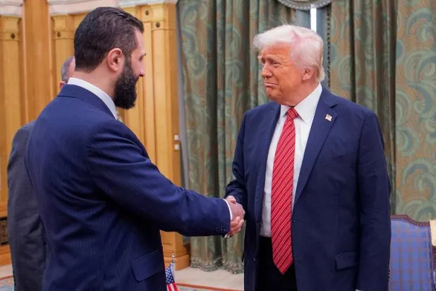 الرئيس السوري المؤقت أحمد الشرع يصافح الرئيس دونالد الرئيس ترمب في الرياض 14 مايو (أ.ب)