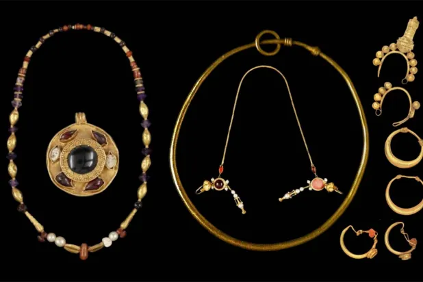 حلل ذهبية من موقع عين جانون في محافظة القطيف