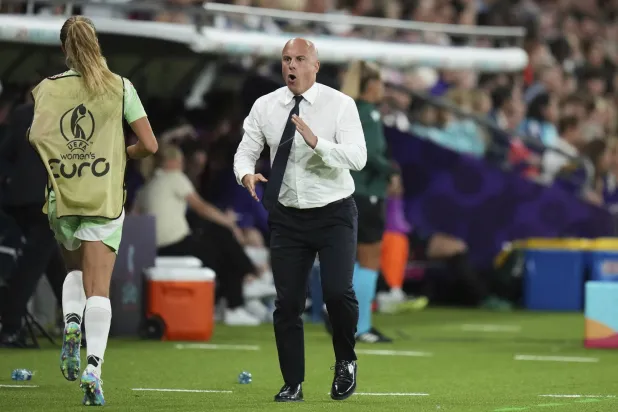 مدرب إيطاليا فخور بالأداء رغم الهزيمة من إنجلترا في «يورو السيدات»
