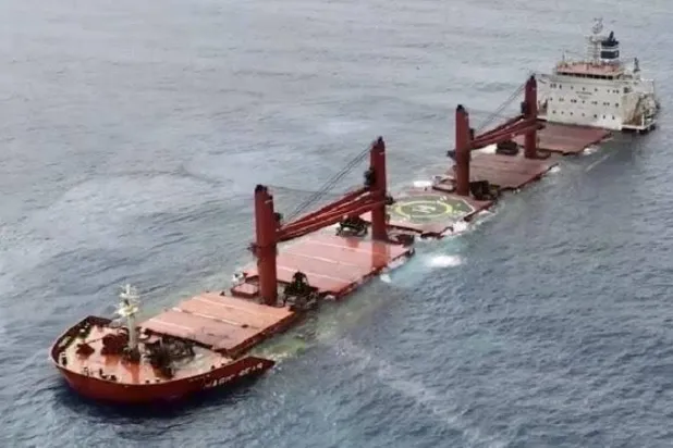 سفينة شحن تغرق في البحر الأحمر إثر هجمات الحوثيين (إعلام محلي)