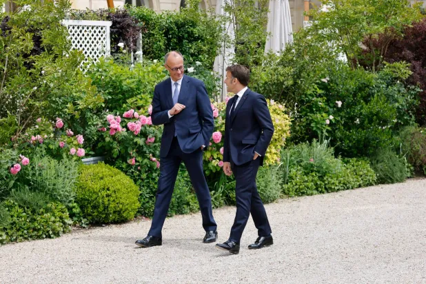 ماكرون وميرتس يتنزهان في حديقة القصر الرئاسي في باريس (أرشيفية - أ.ف.ب)