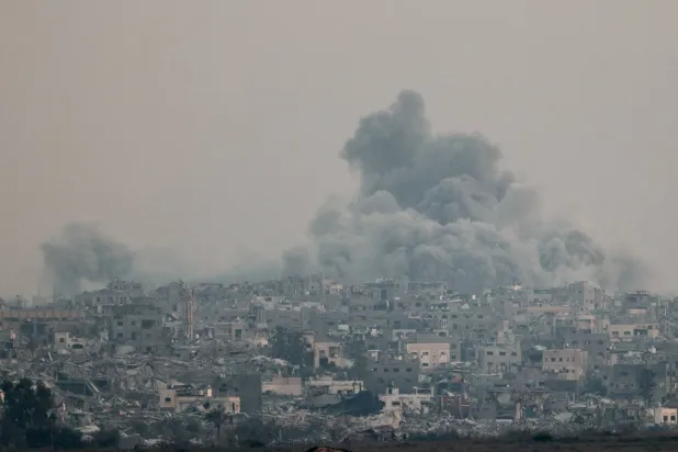 تصاعد الدخان بعد انفجار في غزة (رويترز)