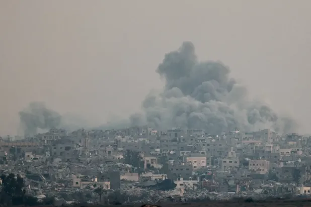 Gazze şehrindeki Şifa Hastanesi'ne düzenlenen İsrail hava saldırısında hayatını kaybeden yakınının cenazesi başında ağlayan Filistinli bir kadın (AFP)