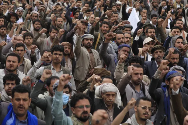 حشد في العاصمة اليمنية المختطفة دعا إليه زعيم الحوثيين لاستعراض القوة (إ.ب.أ)