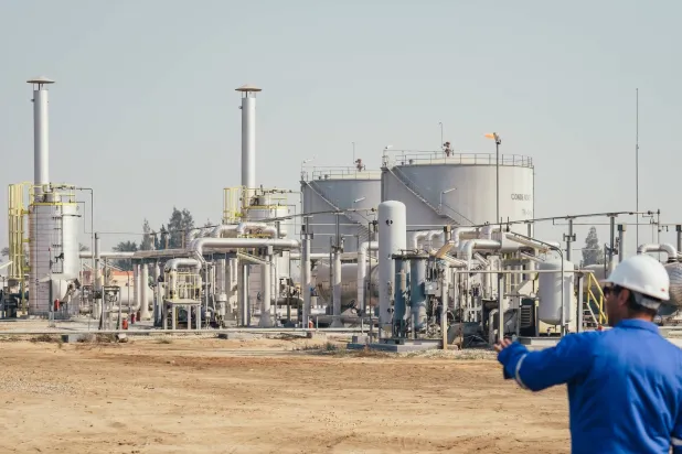 فني في أحد حقول الغاز التابعة لشركة «دانة غاز» في مصر (الموقع الإلكتروني لشركة «دانة غاز»)