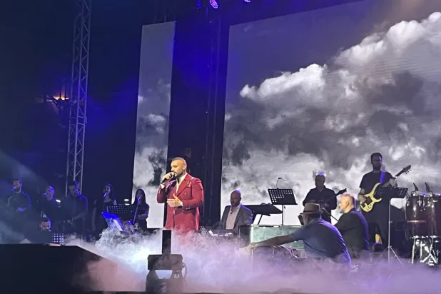 تواصل عطية مع جمهور «أعياد بيروت» بشكل دائم (الشرق الأوسط)