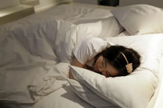 الخبيرة تؤكد أنه من الأفضل أن تكون هناك ثلاث ساعات بين آخر وجبة في اليوم وموعد النوم (رويترز)